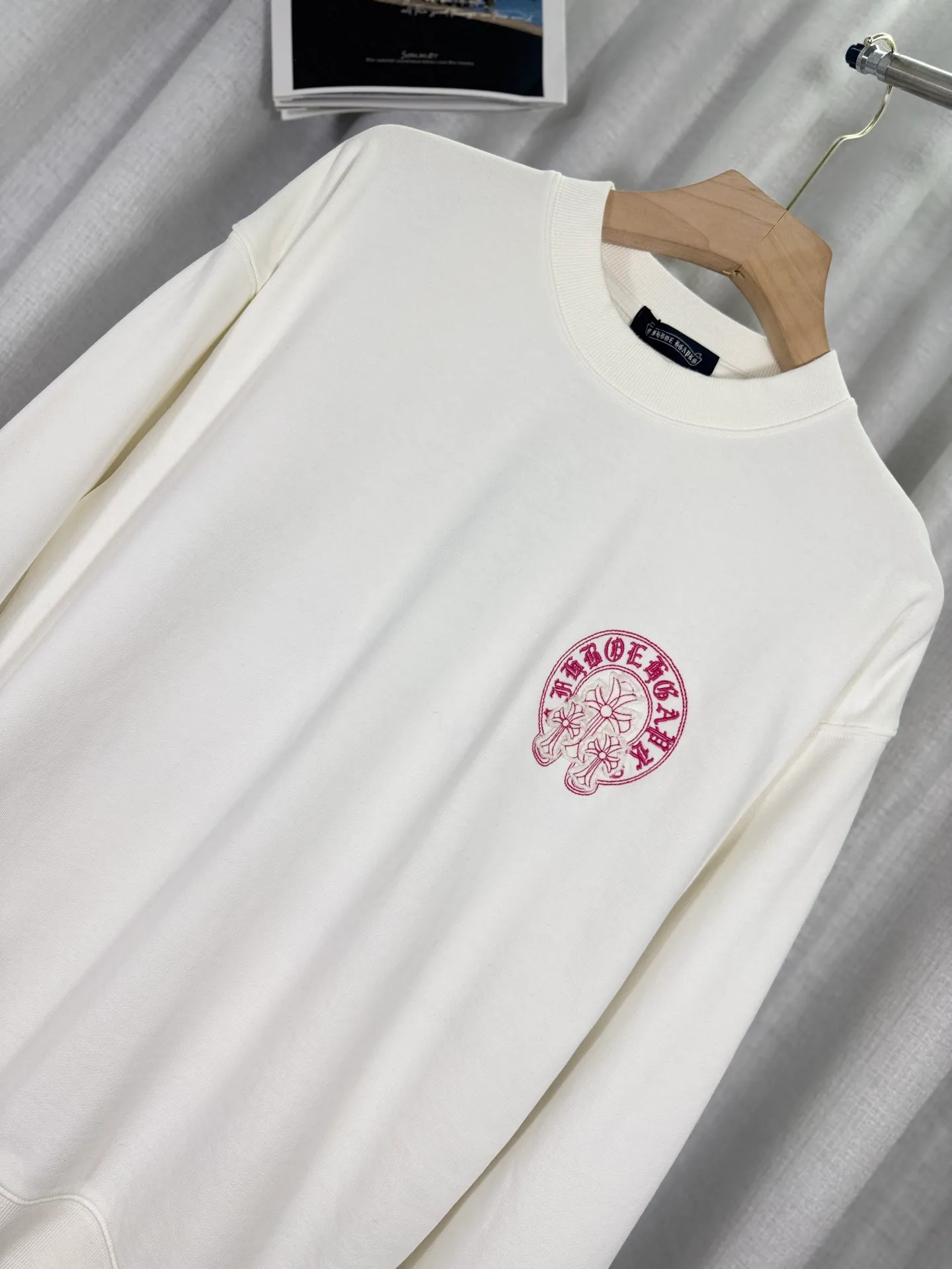 P270 top version, real shot without P, ​​different from market currency) 𝗖𝗵𝗿𝗼𝗺𝗲 𝗛𝗲𝗮𝗿𝘁𝘀/Cro Heart 2025 washed patch embroidery autumn and winter new original single counter American laser burnt 3D three-dimensional color embroidered couple casual sweatshirt 👑The highest version! Customized fabric 420g tripe terry fabric! American acid-washed and distressed original fabric laser burnt ✟appliqué embroidery and exquisite embroidery of letters! The best-selling model in the counter, very comfortable to wear. Accessories: original molded and authenticated collar label➕100% silk wash label. Genuine purchase-grade original hangtag➕matching hanging rope➕3D hanging beads➕original packaging bag. Craftsmanship: The original version has consistent wiring! The highest version of the armhole matching technique! Color: White Black Size: S M L XL Style Number: 25-307